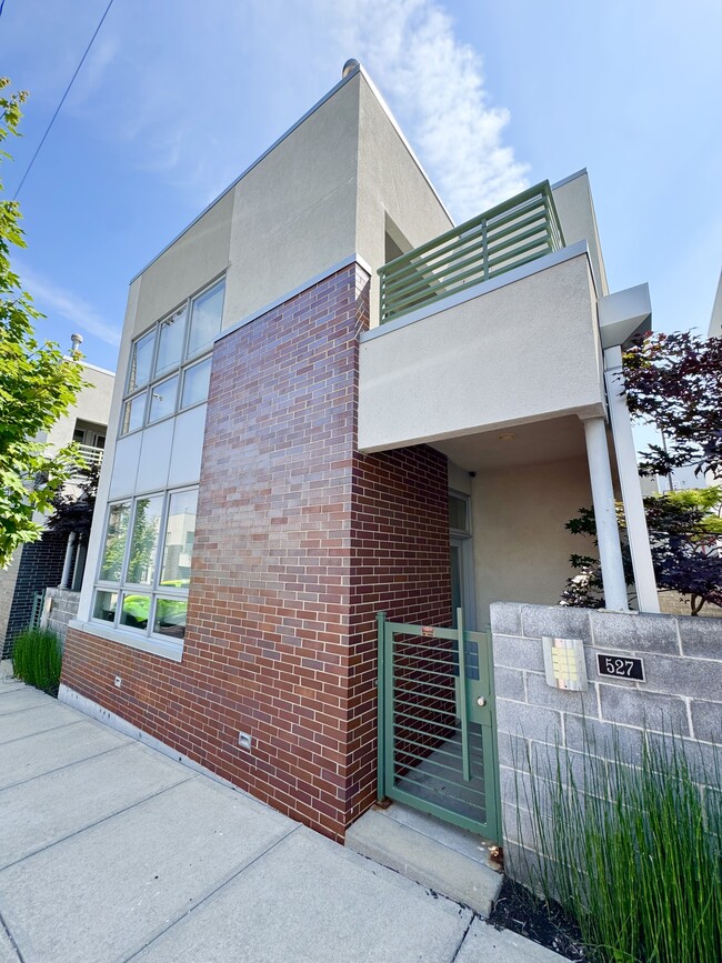Building Photo - 527 Oak St Rental