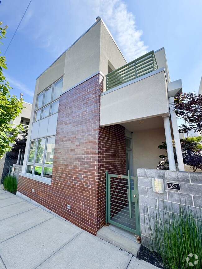 Building Photo - 527 Oak St Rental