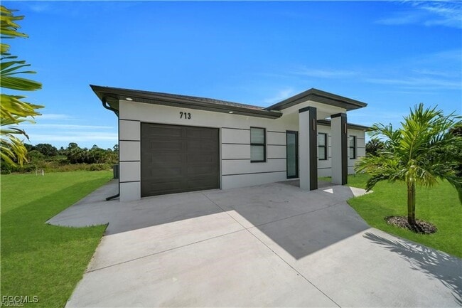 Building Photo - 713 Roma Ave S