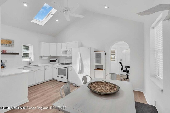 Photo - 638A Redmond Ave