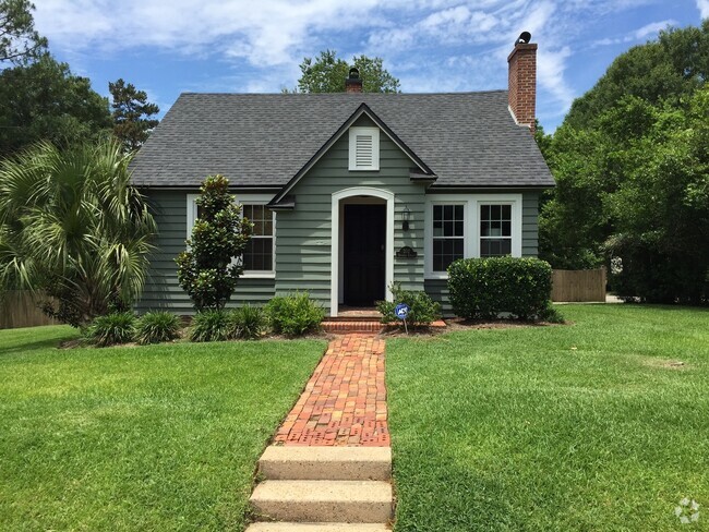 Building Photo - Beautiful downtown home!