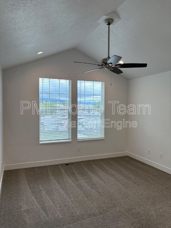 Photo - 618 W Cozy Ln