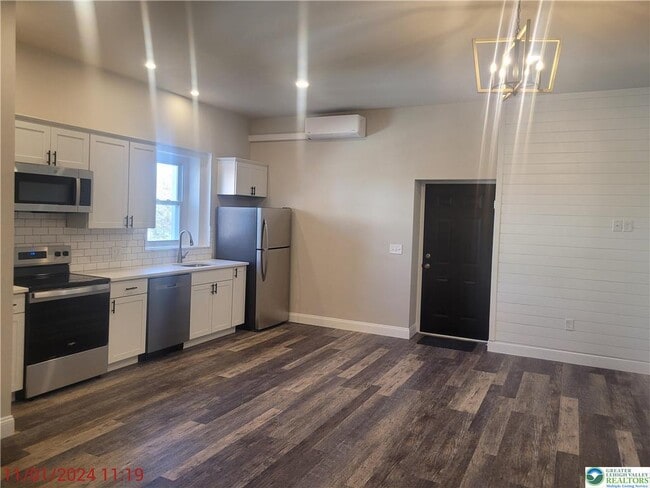 Photo - 121 S Main St