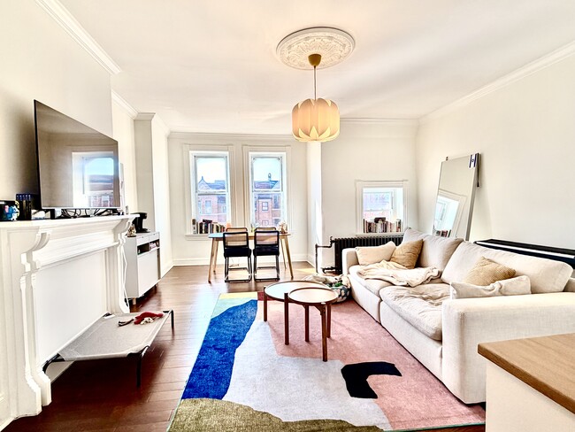 Building Photo - 2700 Saint Paul St Unit 3