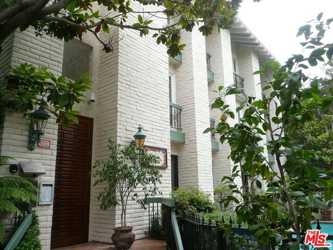 Building Photo - 502 San Vicente Blvd Unit 305 Rental