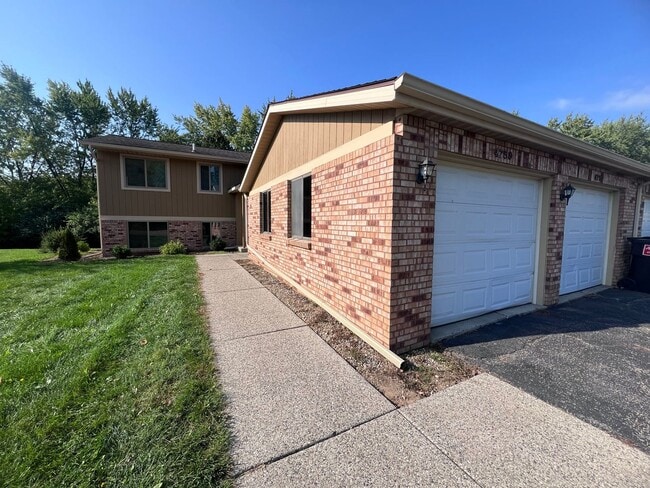 Building Photo - Spacious Two-Bedroom Duplex in Kentwood! Unit 4759 Circle Shore Dr SE