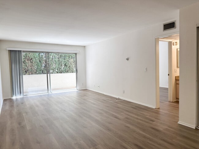 Photo - Woodman Oaks Apartments