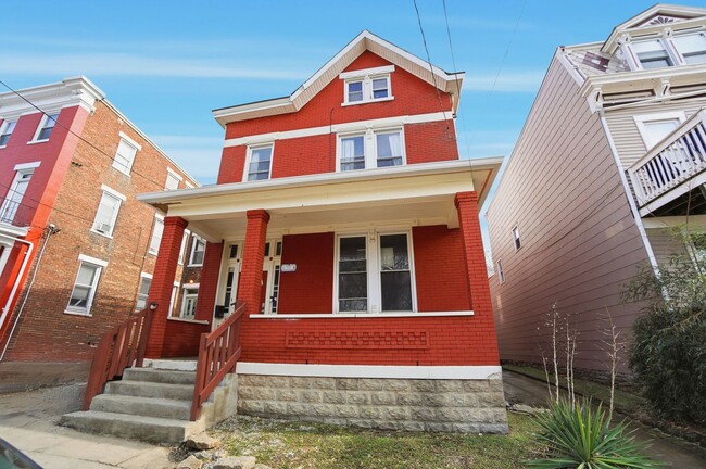 Photo - 6 bed/2 bath on Rohs St., Mins. from UC for Only $650/pp ($3900/mo)!