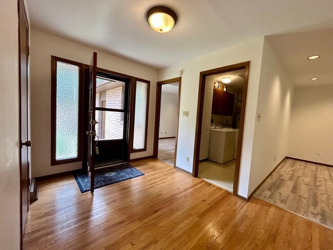 Photo - 957 Roxwood Ln