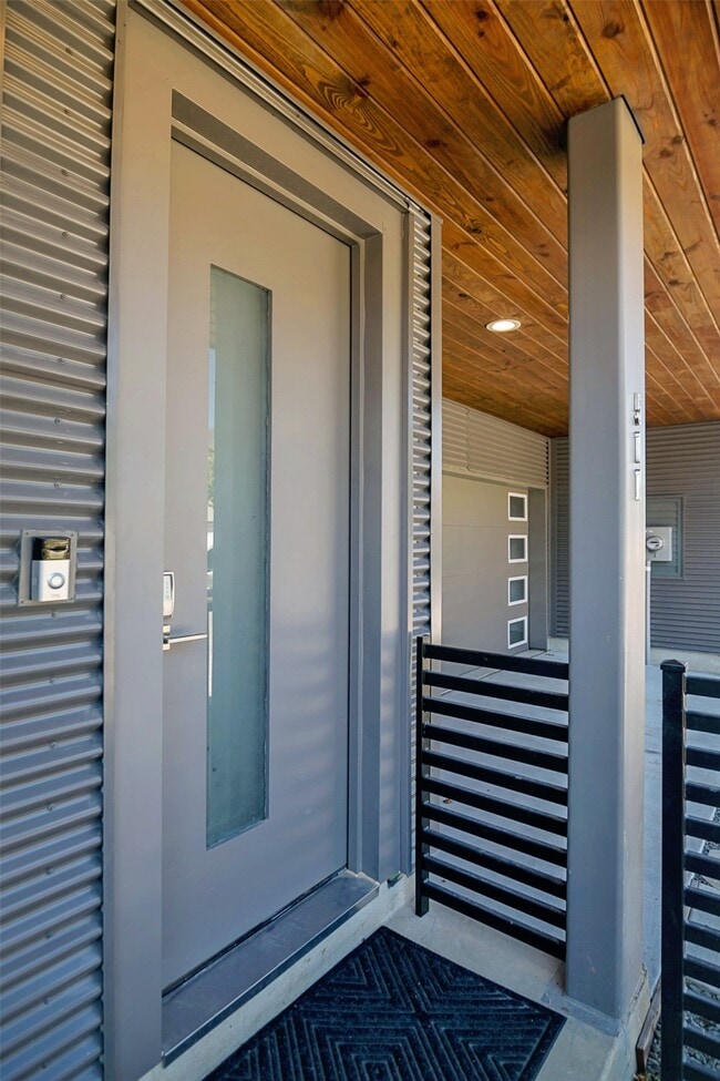 Building Photo - 511 Memorial Heights Dr