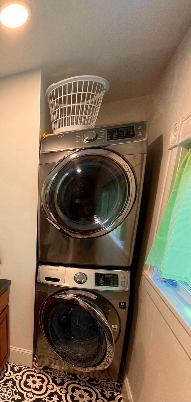 Photo - 1520 W North St Unidad Yellow House