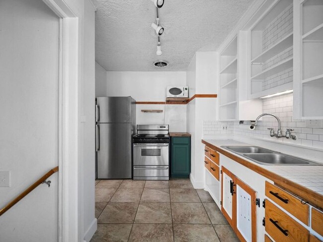 Spacious 4-Bedroom Home w/large Outdoor Sp... - Spacious 4-Bedroom Home w/large Outdoor Sp...