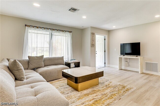 Photo - 6030 Perthshire Ln