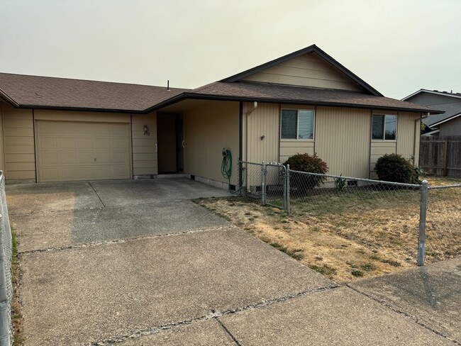 Building Photo - Updated 2 bed 1 bath duplex in Springfield! Rental