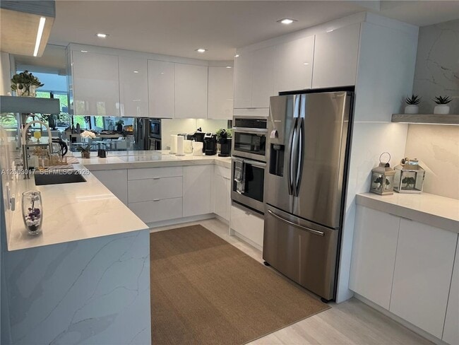 Building Photo - 336 Poinciana Island Dr Unit 1008