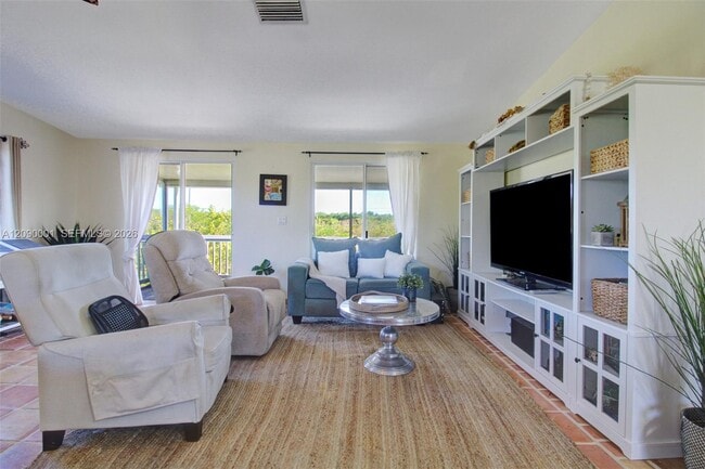 133 Valois Blvd