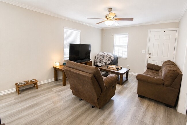 Photo - 1422 Papendorf Ln