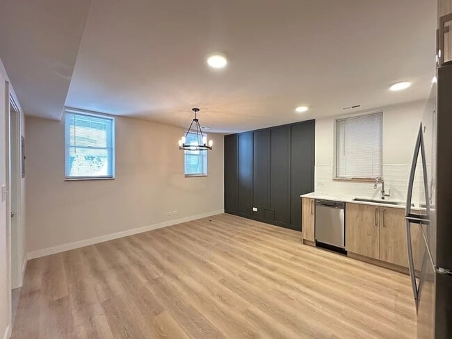 Photo - 2439 W Walton St