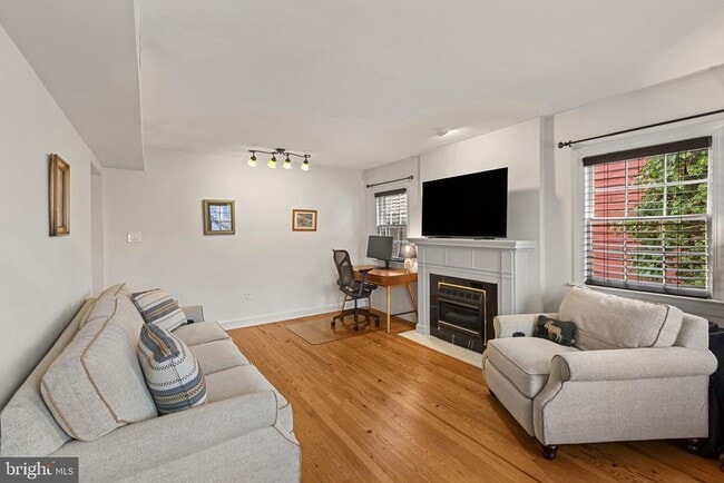 Photo - 810 Queen St Unit 4