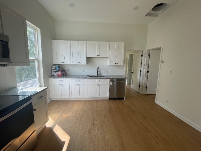 Photo - 517 W 11th St