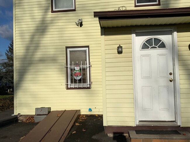 Building Photo - 830 Valley St