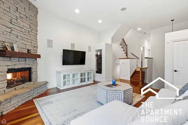 Photo - 952 N Racine Ave