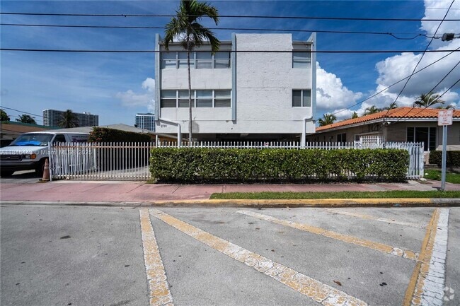 Building Photo - 2150 Bay Dr Unit 6 Rental