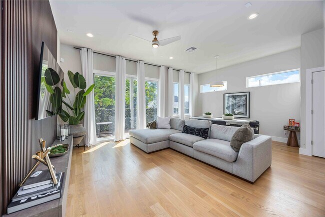 Photo - 5310 Suez St