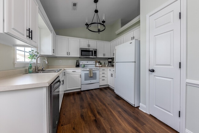 Kitchen & Pantry: Fully-equipped