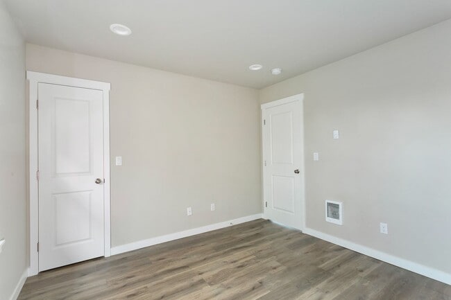 Photo - 927 S Cushman Ave Unidad Back House