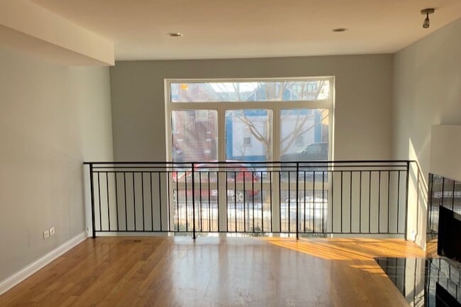 Upstairs living area - 2327 S Sawyer Ave Unidad 1st floor B Rental