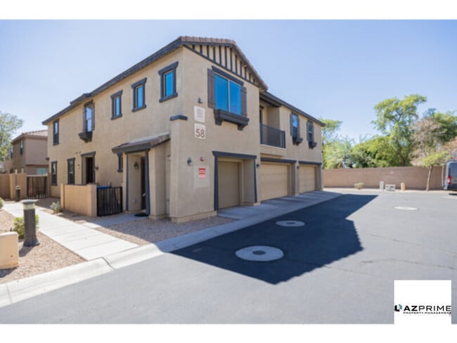 Building Photo - Modern 2/2 End Unit Townhouse - Prime Phoe...