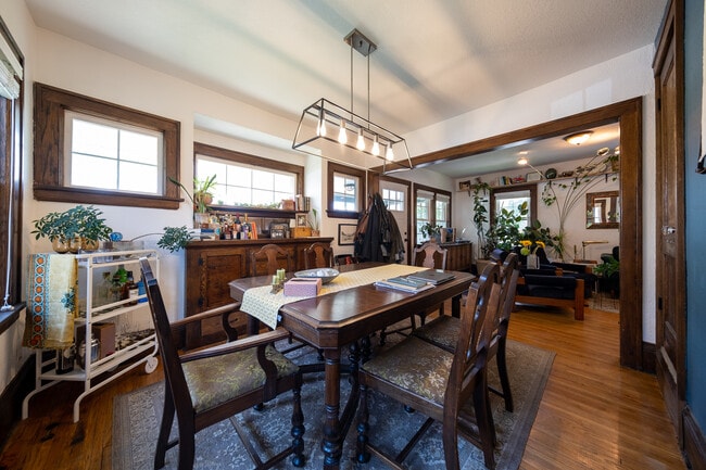 Photo - 817 Central Ave W