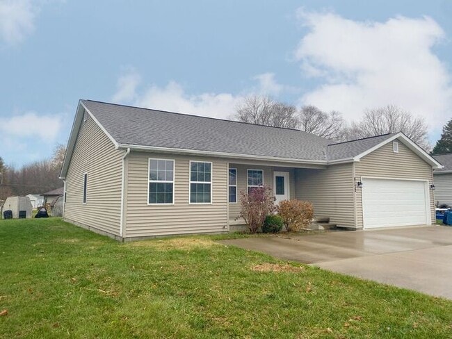 Photo - Open Concept 4 Bedroom Home & PETS WELCOME!!!