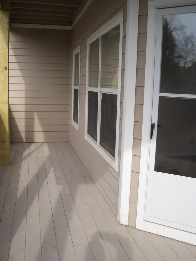 Photo - Renovated 2 bed/2 bath condo in the heart of Centreville, close to everything!!