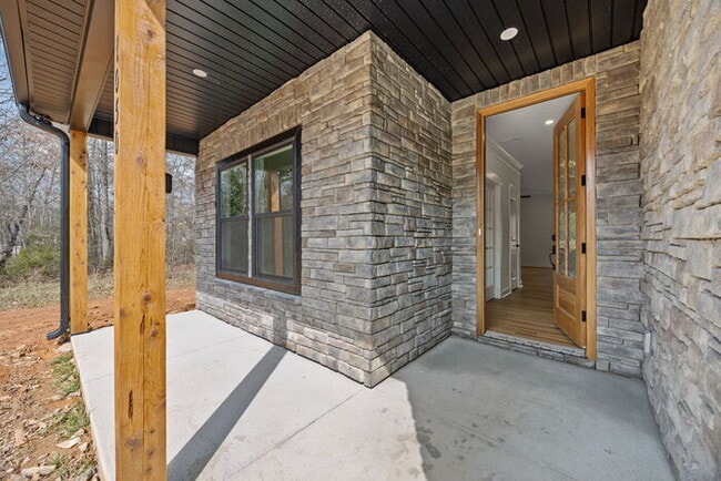 Building Photo - 387 Lake Farm Dr