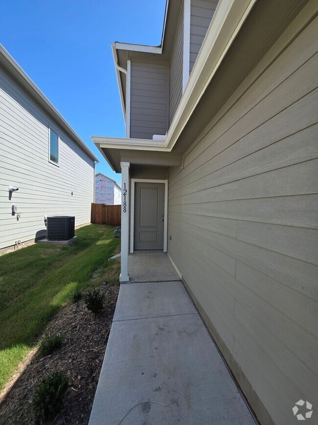 Building Photo - Modern New-Build Home with Open Floor Plan...