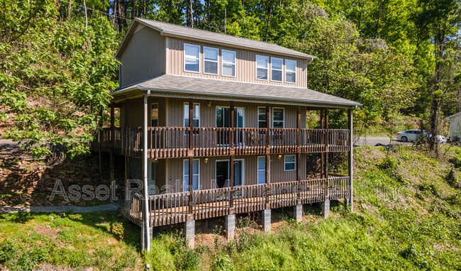 Building Photo - 628-616618628 N Cunningham Rd Unit 2