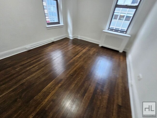 High-Ceiling One-Bedroom with Classic Details Near Grand Central