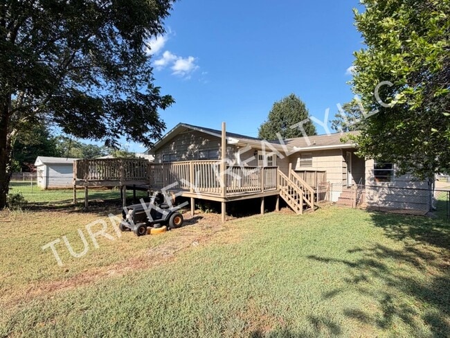 Photo - 2724 Clyburne St
