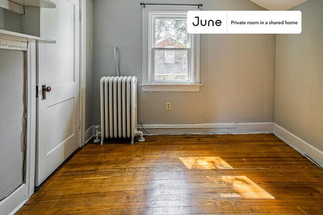 Room in Shared 6 bed/3 bath home in Brookland