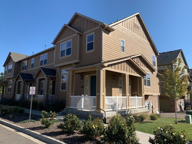 Building Photo - Lots of Great Light in this End Townhome