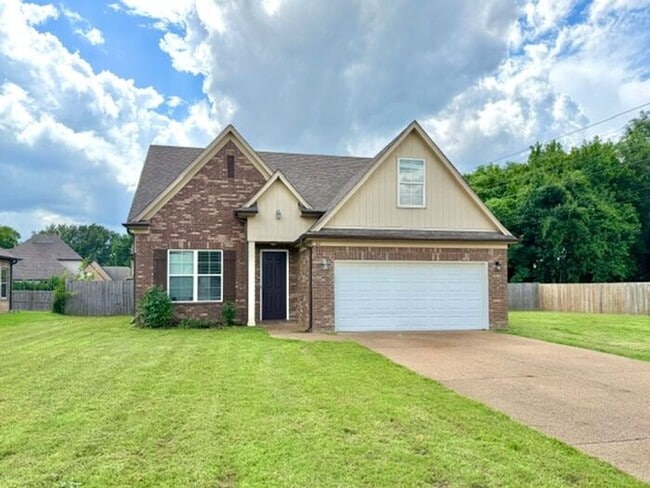 Building Photo - Available Now! Oakland, 4 Bedroom 2.5 Bath Home