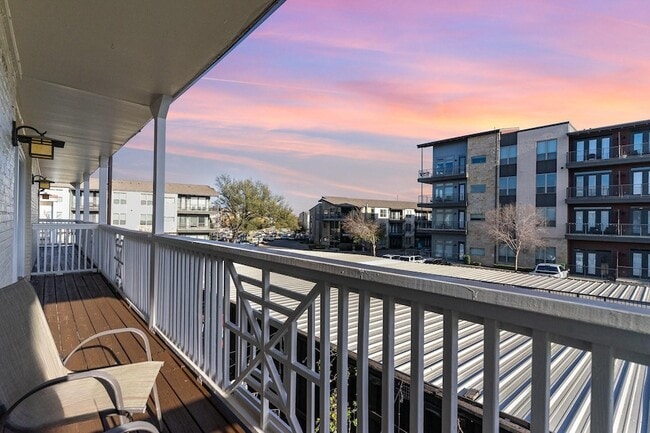 Building Photo - 5934 Sandhurst Ln Unit 207