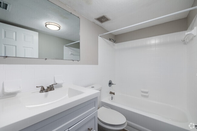 2BR, 1BA - 934SF - Bathroom