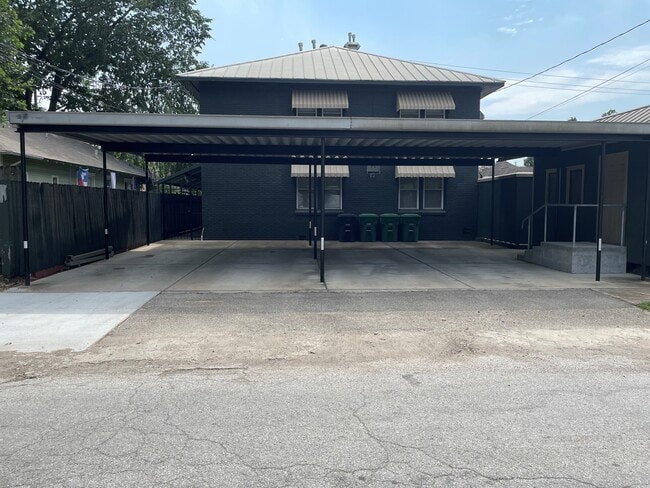 Building Photo - 906 Oakley St