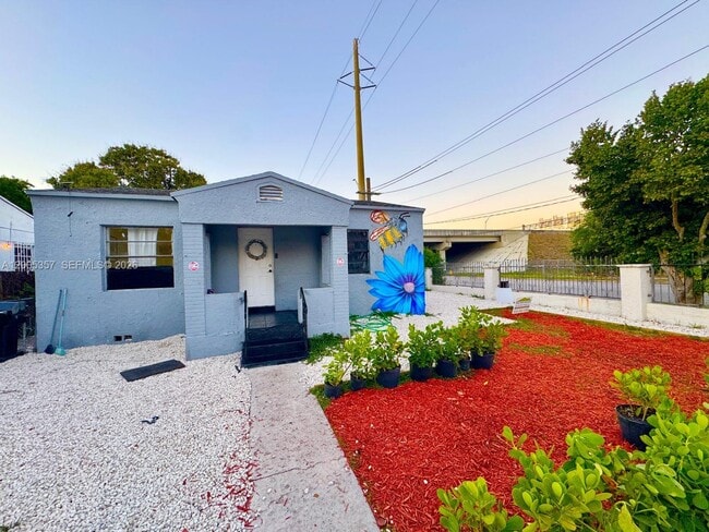 301 NW 37th St Unit A