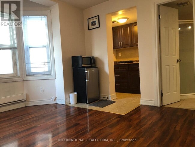 Photo - 197 Dundas St E