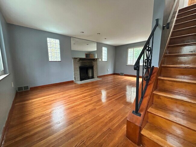 Photo - 1718 McNary Blvd