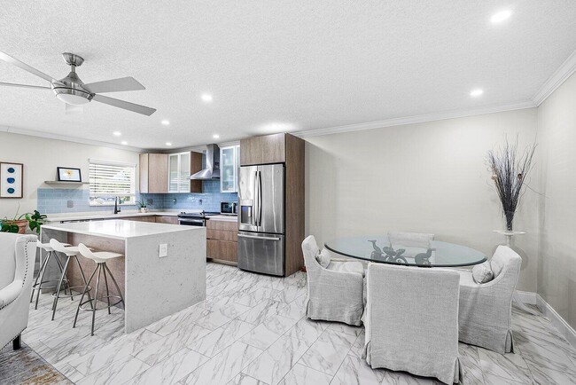 Photo - 810 High Point Dr W